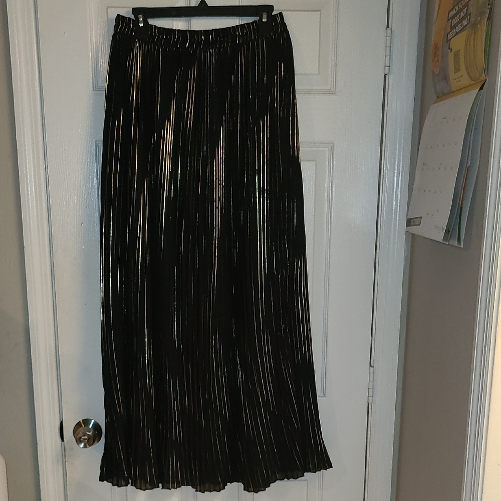 Chic Black and Gold Maxi Skirt